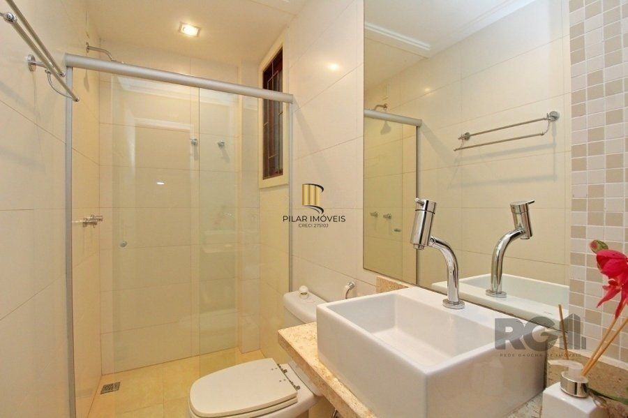 Excelente casa de 465m² com 3 dormitórios e 5 vagas de garagem.