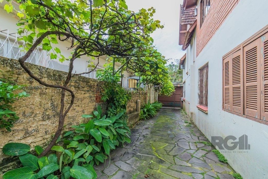 Impecável casa no bairro Medianeira. Living de 3 ambientes com lareira. Com 4 dormitórios sendo 1 suíte também com lareira. Ampla cozinha mobiliada e reformada. Dormitórios com armários fixos .