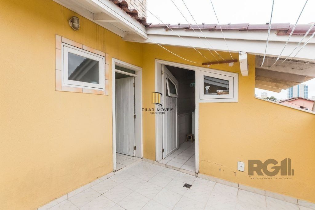 Casa 381m² - 5 dormitórios, 1 suíte, piscina e 6 vagas no bairro São Sebastião