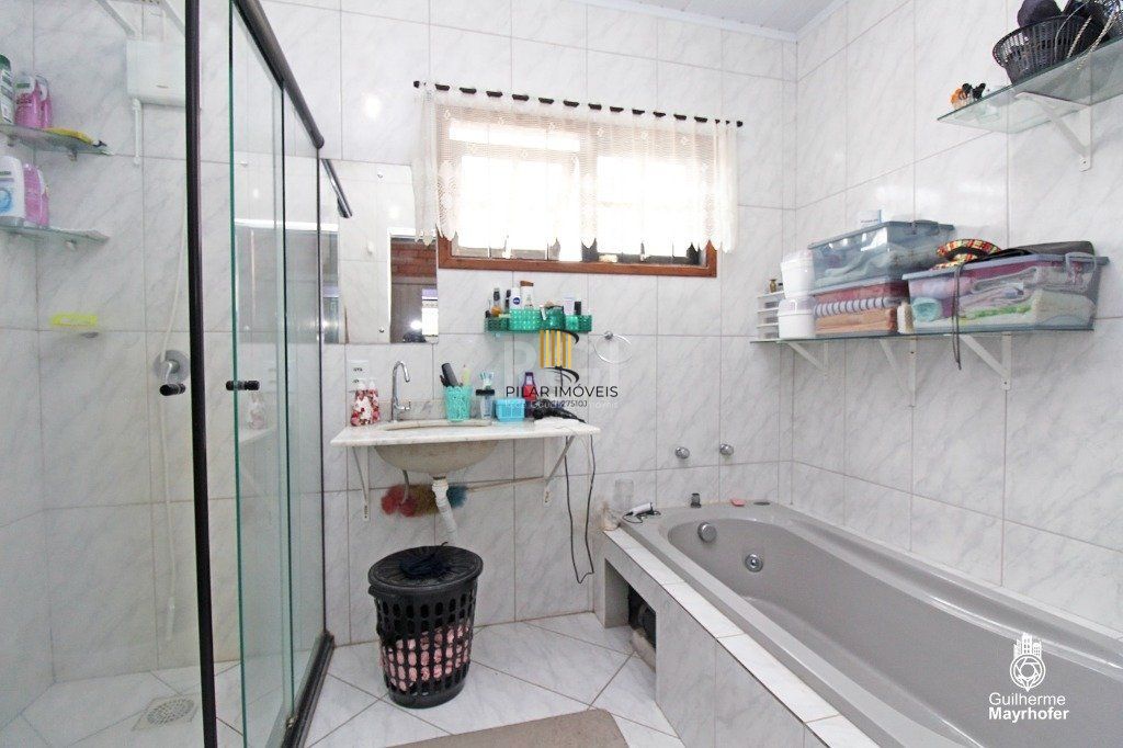 Casa para Venda - 220m², 2 dormitórios, sendo 2 suites, 3 vagas - Teresópolis
