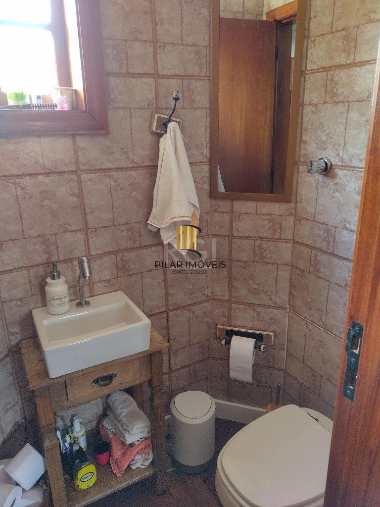 Excelente casa com 03 suíte, espaço gourmet com churrasqueira, living com lareira, pátio com piscina e garagem para 02 carros no bairro Espírito Santo