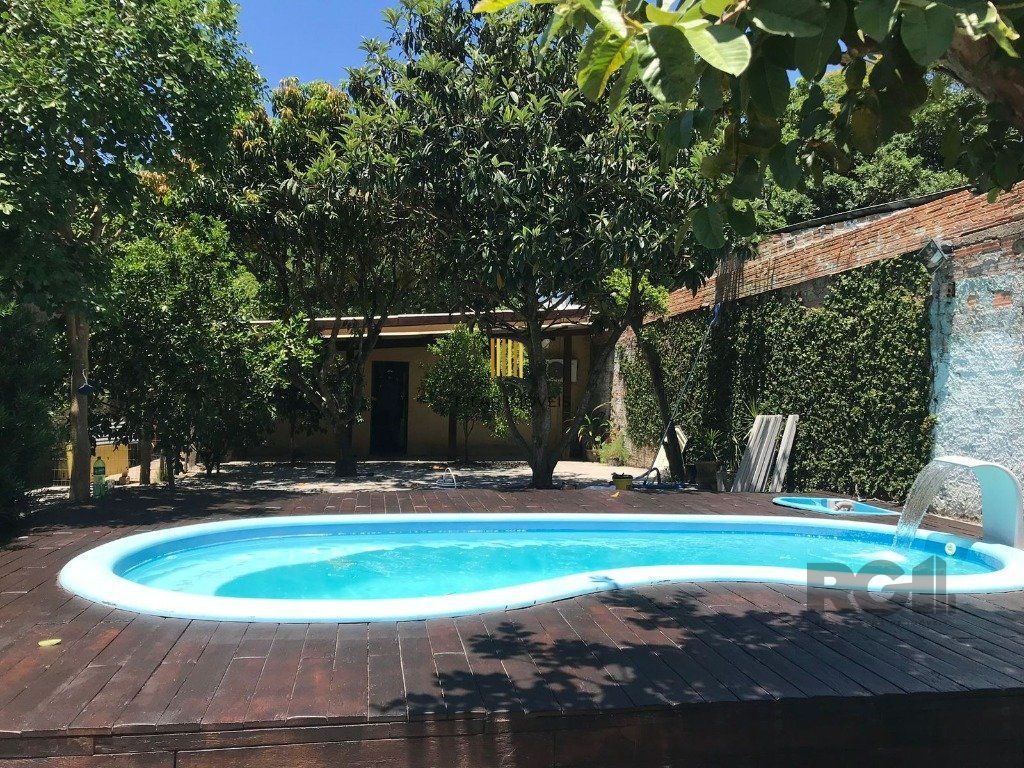 Excelente casa de 130m² com 2 dormitórios e piscina.