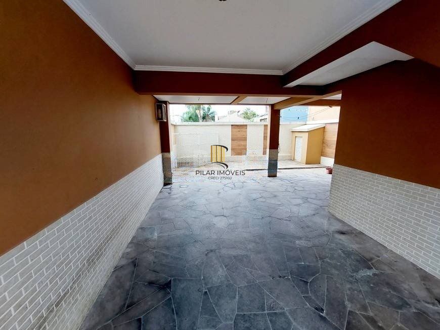 Casa com 03 dormitórios, 01 suíte, pátio com churrasqueira e 03 vagas de garagem no bairro Tristeza