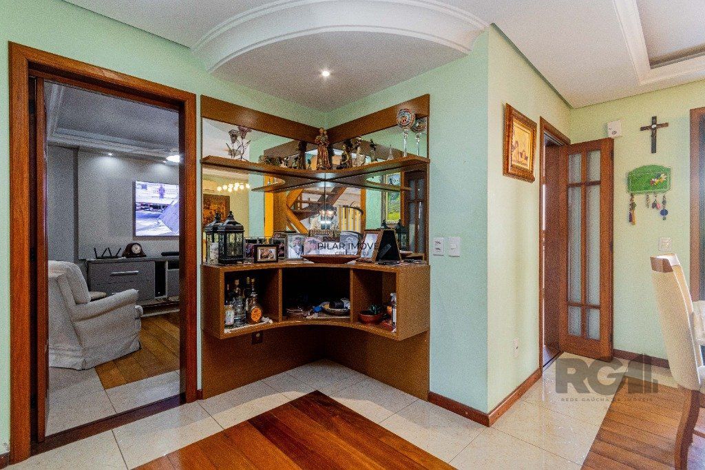 Casa de 4 dormitórios 304m² no bairro Jardim Lindóia