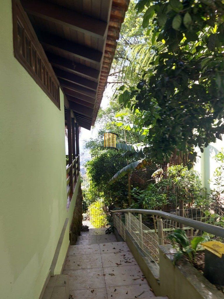 Casa com 400m² privativos e 1000m² de terreno, com vista. Um paraíso no Morro Apamecor!