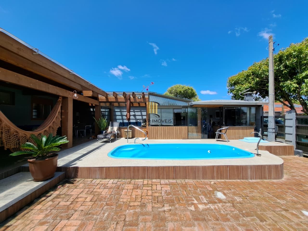 Casa com 04 dormitórios e piscina na praia de Imbé/ RS.