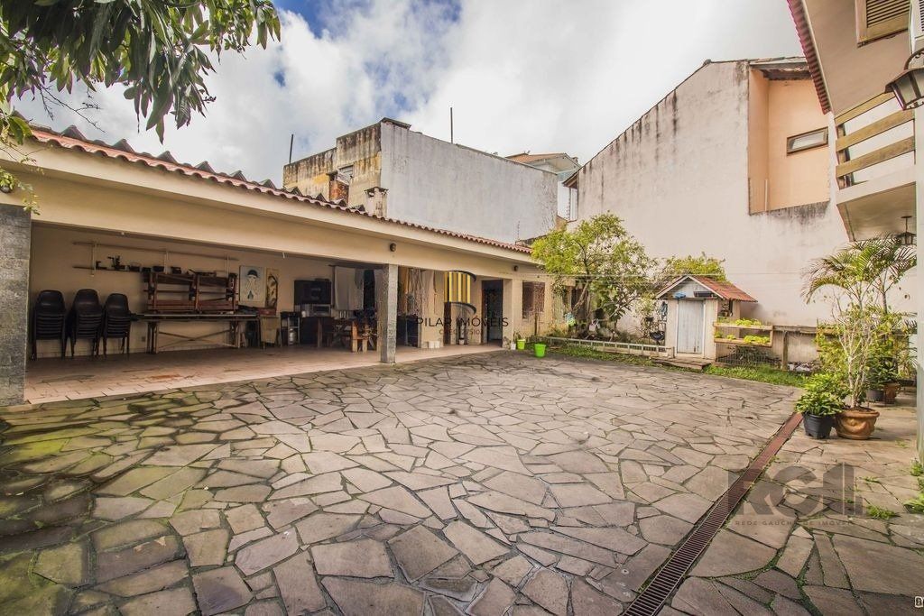 Casa de 329m² - 4 dormitórios, 1 suíte, 6 vagas no bairro Vila Jardim