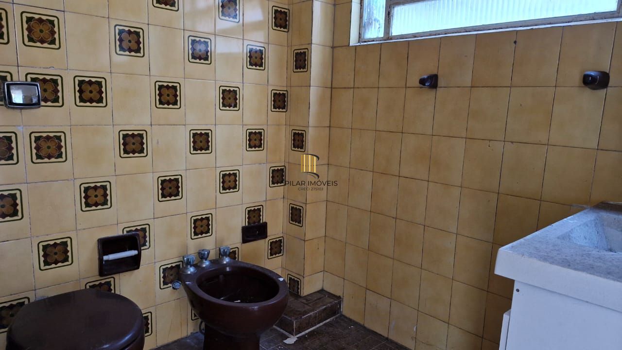 Apartamento com 2 dormitórios e garden na Rua Ijuí, pronto para reformar