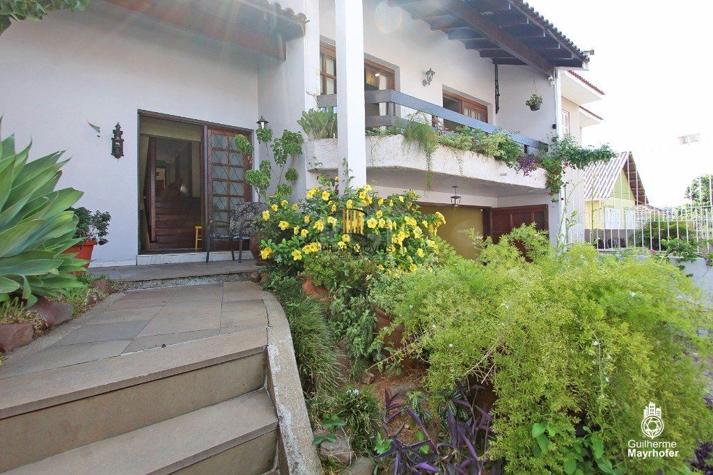 Casa para Venda - 326m², 3 dormitórios, sendo 3 suites, 4 vagas - Glória