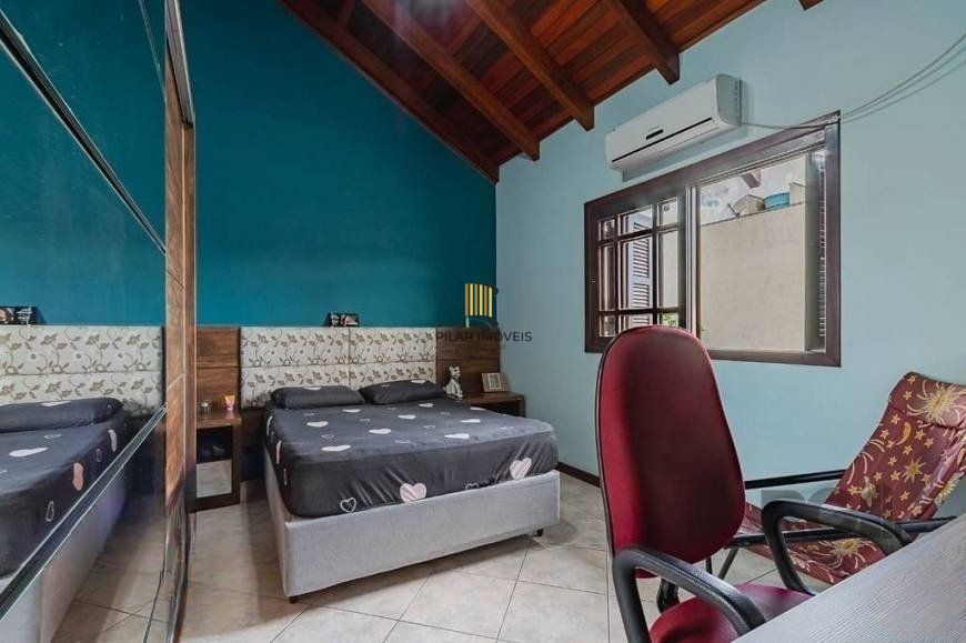Excelente casa de 209m² com 3 dormitórios, piscina e 3 vagas de garagem.