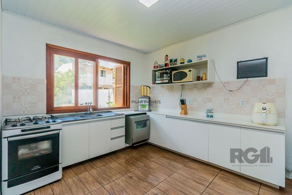 Casa de 2 dormitórios com 98m² no Bairro Lomba do Pinheiro