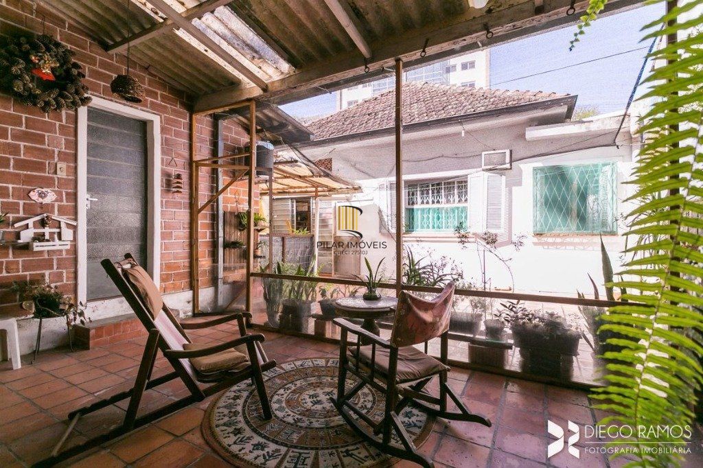 Casa para Venda - 198m², 3 dormitórios, sendo 1 suites, 4 vagas - Petrópolis