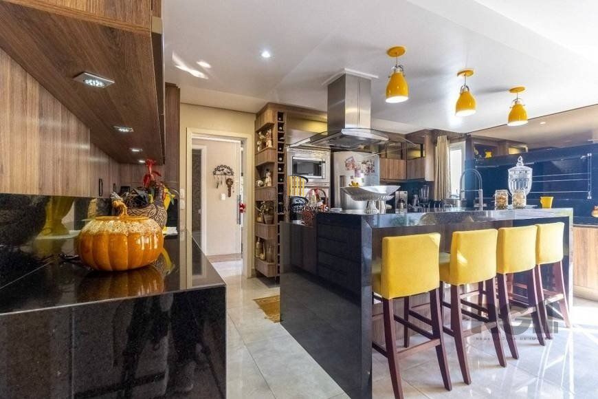 Casa 280m² - 3 dormitórios, 1 suíte, 2 vagas no bairro Jardim Itú
