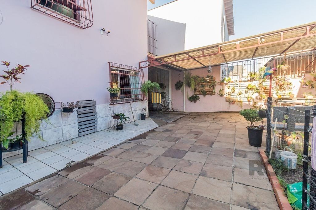 Sobrado de 215m² - 4 dormitórios, 5 vagas no bairro Passo das Pedras