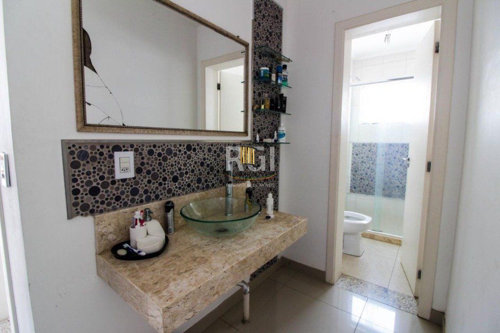 Casa para Venda - 300m², 3 dormitórios, sendo 1 suites, 4 vagas - Teresópolis