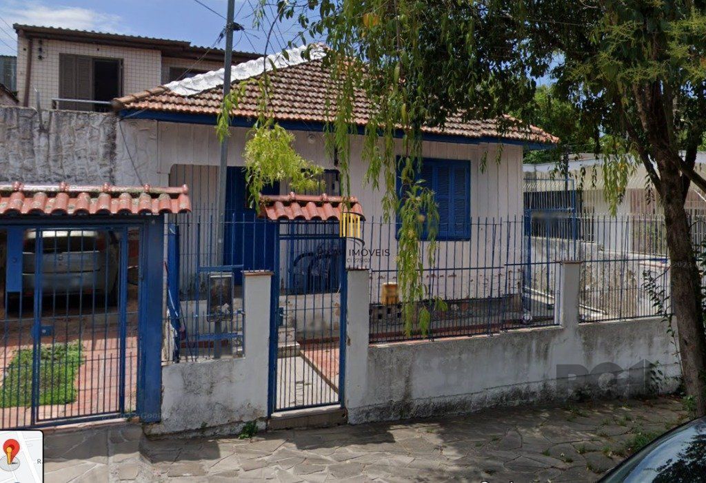 EXCELENTE OPORTUNIDADE DE NEGÓCIO, para Locar ou Morar com a Família. Terreno de 11,00 x 17,60 Com 01 sobrado de 3 dormitório... E outra em madeira 2 dormitórios.