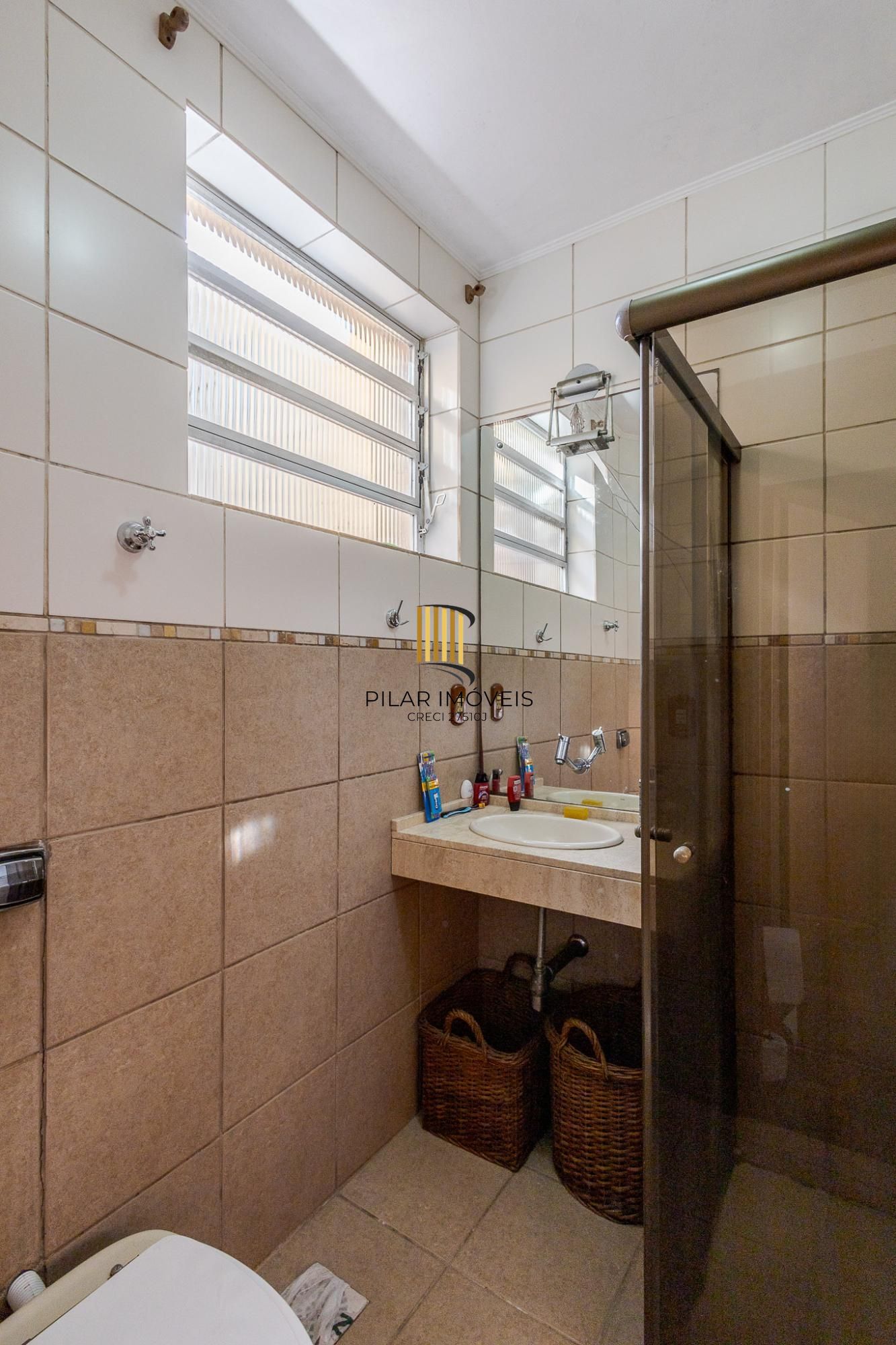 Apartamento de 02 dormitórios no bairro Petropolis em Porto alegre/RS.