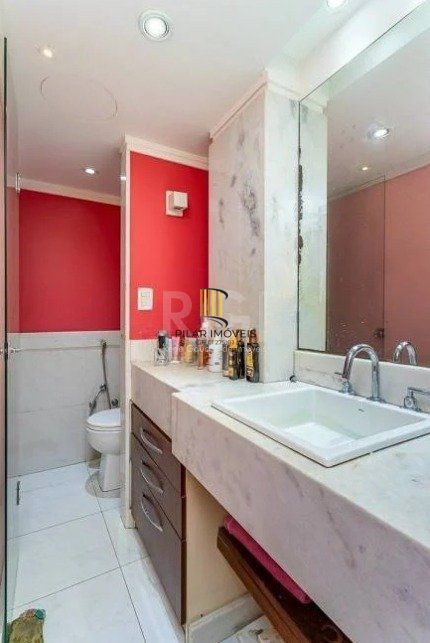 Apartamento 148m² - semi mobiliado, 2 dormitórios, 1 suíte e 1 vaga de garagem no bairro Bom Fim