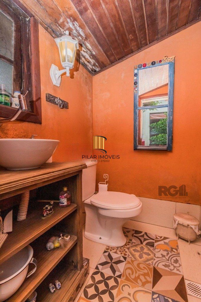 Impecável casa no bairro Medianeira. Living de 3 ambientes com lareira. Com 4 dormitórios sendo 1 suíte também com lareira. Ampla cozinha mobiliada e reformada. Dormitórios com armários fixos .