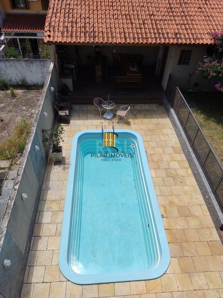 Excelente casa com 03 suíte, espaço gourmet com churrasqueira, living com lareira, pátio com piscina e garagem para 02 carros no bairro Espírito Santo