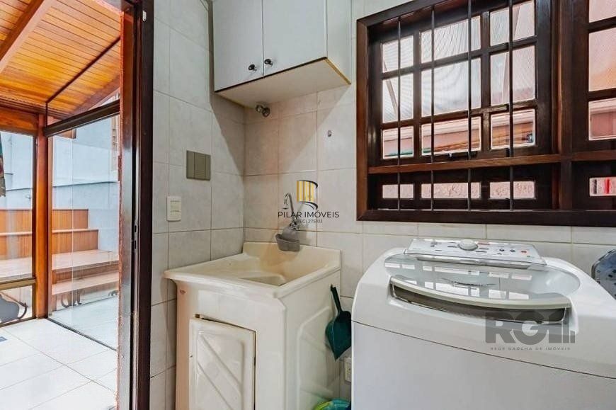 Excelente casa de 209m² com 3 dormitórios, piscina e 3 vagas de garagem.