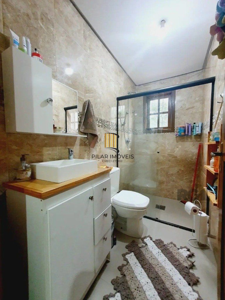 Casa com 3 dormitórios no bairro Lomba do Pinheiro