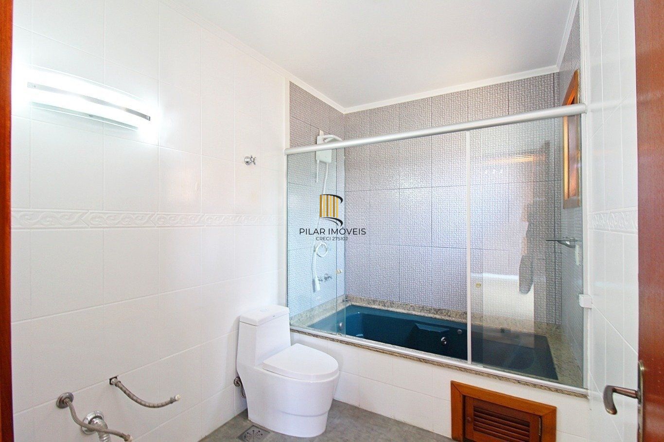 Casa de 3 dormitórios a venda no bairro Guarujá, Porto Alegre