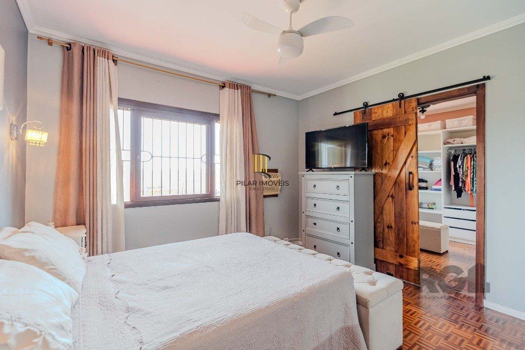 Casa com 234m², 3 dormitórios, 3 vagas no bairro Partenon