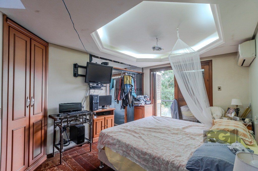 Casa 400m² - 5 dormitórios, 4 vagas no bairro Vila Jardim