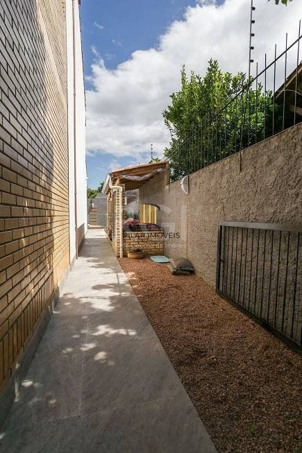 Casa de 147m² - 3 dormitórios, 1 suíte, churrasqueira, pátio com piscina e 3 vagas de garagem no Guarujá