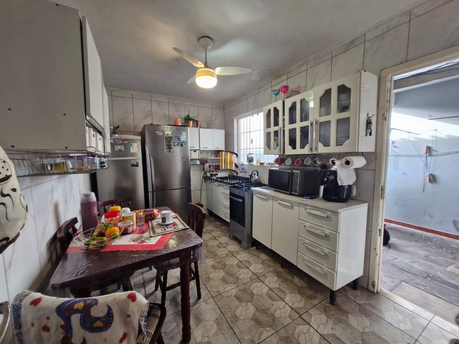 Casa com 3 dormitórios e edícula nos fundos no bairro Nonoai.