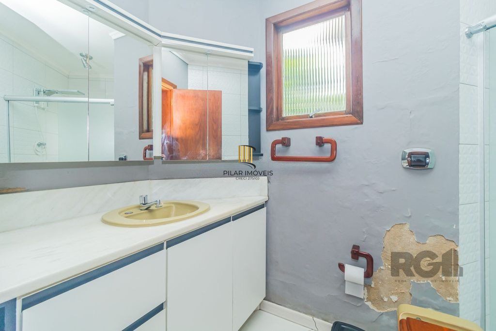Casa com 240m², 3 dormitórios, 6 vagas no bairro Sarandi