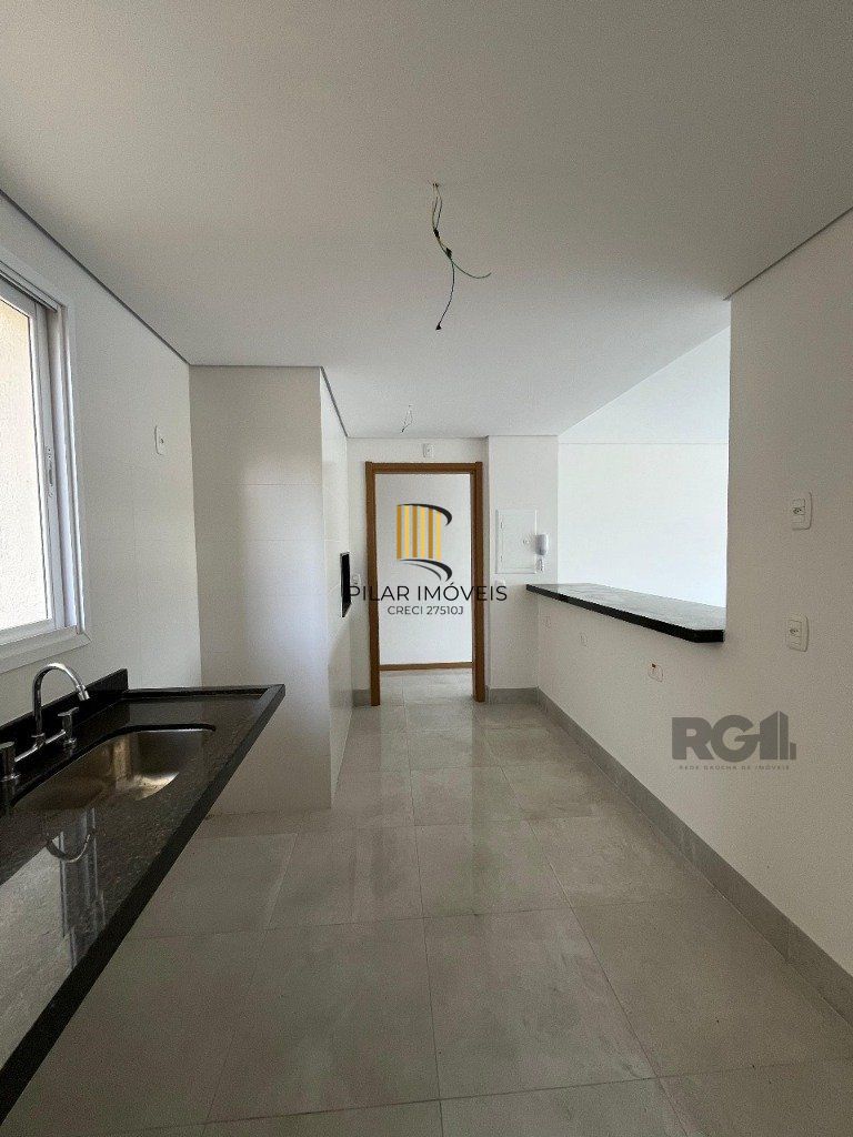 Apartamento NOVO de 104m² - 3 dormitórios, 1 suíte, churrasqueira e 2 vagas de garagem no bairro Petrópolis