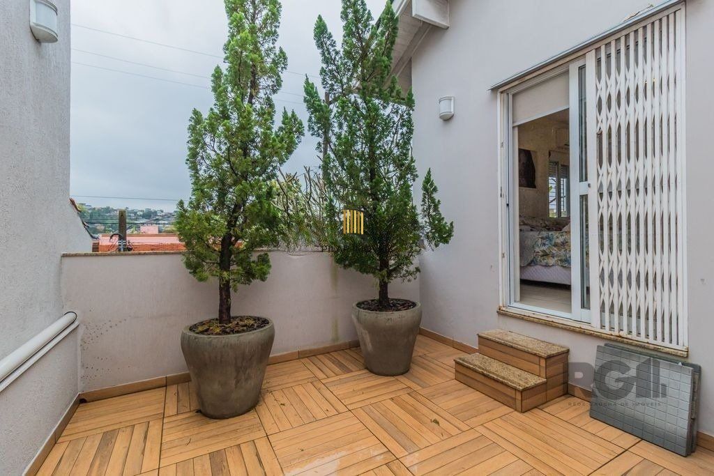 Casa 3 dormitórios a uma quadra da avenida Teresópolis e cinco minutos do Bourbon Shopping Teresópolis