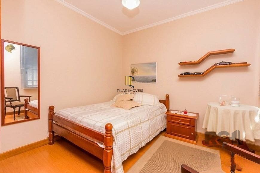 Casa de 380m² - 4 dormitórios, 2 suítes, 4 vagas no bairro Bom Jesus