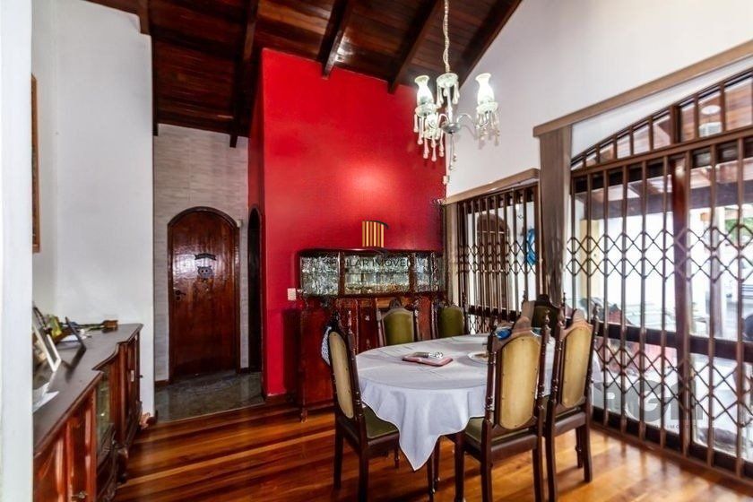Casa 303m² - 4 dormitórios, 2 vagas no bairro Santo Antônio