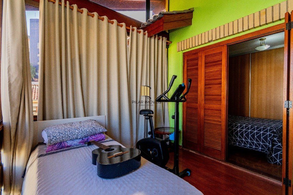 Casa de 4 dormitórios 304m² no bairro Jardim Lindóia