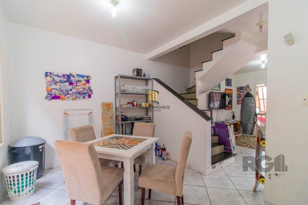 Casa em condoínio com 3 dormitorios, 2 suítes e  duas vagas de garaem no  bairroTeresópolis