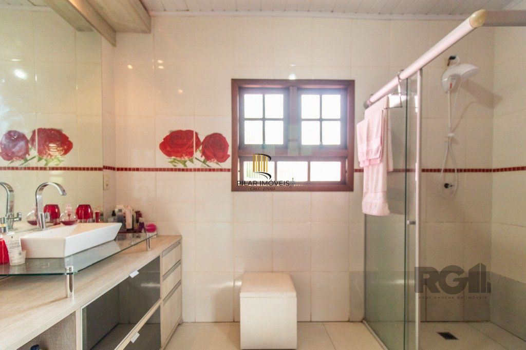 Casa com 3 dormitórios e 3 vagas no bairro Santa Tereza