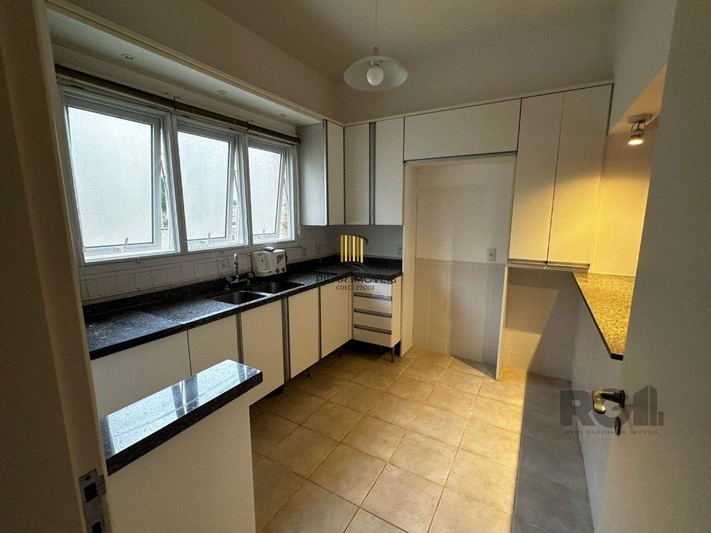 Casa em condomínio com 245m² - 3 dormitórios, 2 vagas no bairro Pedra Redonda