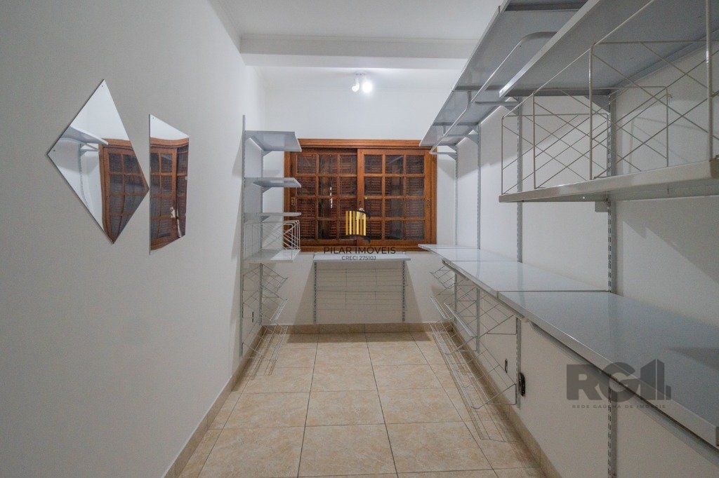Casa de 214m² com 4 dormitórios, 1 suíte, piscina e 2 vagas no bairro Teresópolis