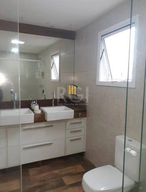 Casa com 233m², 2 dormitórios sendo 1 suíte, living com lareira, espaço gourmet com churrasqueira, pátio e 2 vagas de garagem no bairro Sarandi
