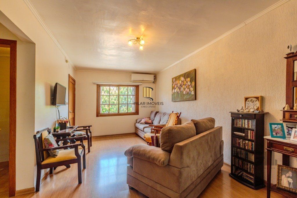 Casa 253m², 3 suítes, pátio, churrasqueira e vaga de garagem para 4 carros no bairro Nonoai