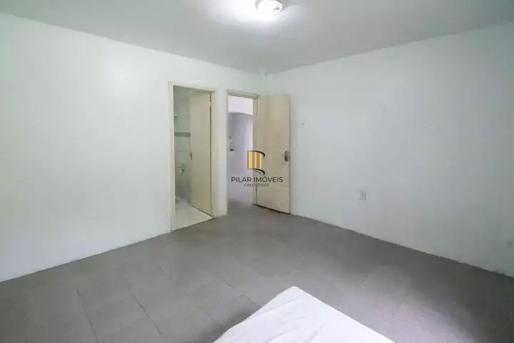 VENDE – AMPLA CASA RESIDENCIAL COM PISCINA E 5 VAGAS