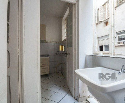 apartamento amplo e bem localizado de 2 dormitórios+dependência
