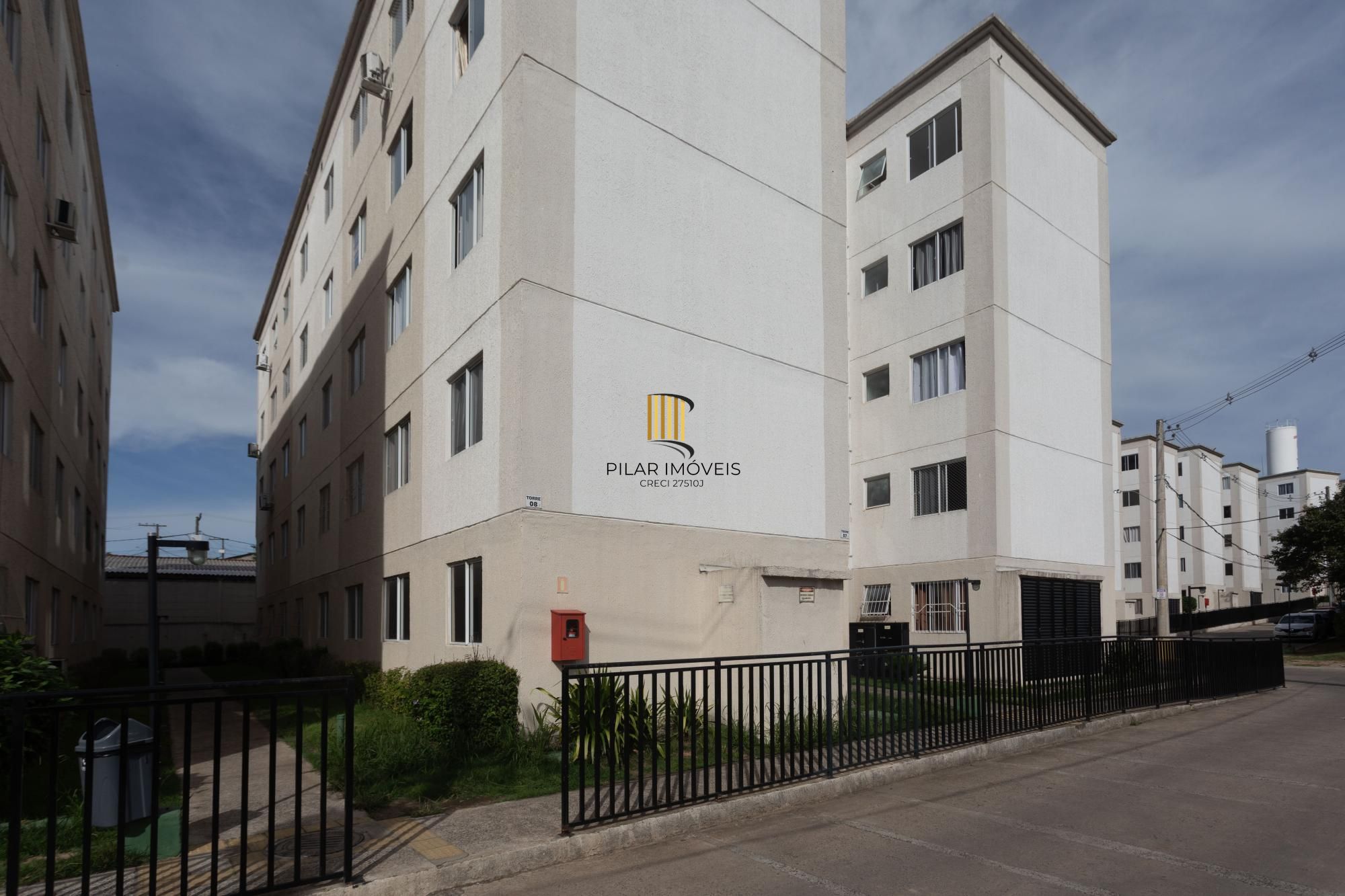 Apartamento á venda de 2 dormitórios no Bairro Protásio Alves.