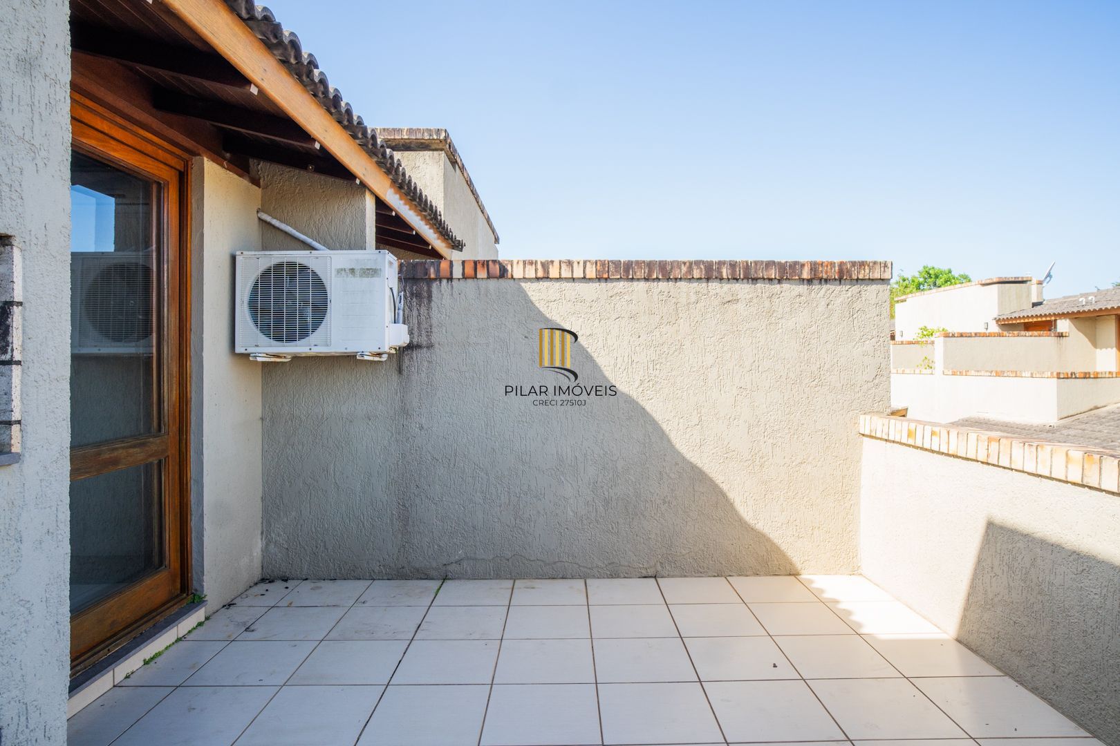 Casa em condomínio de 105m² - 2 dormitórios e 1 vaga no bairro Guarujá