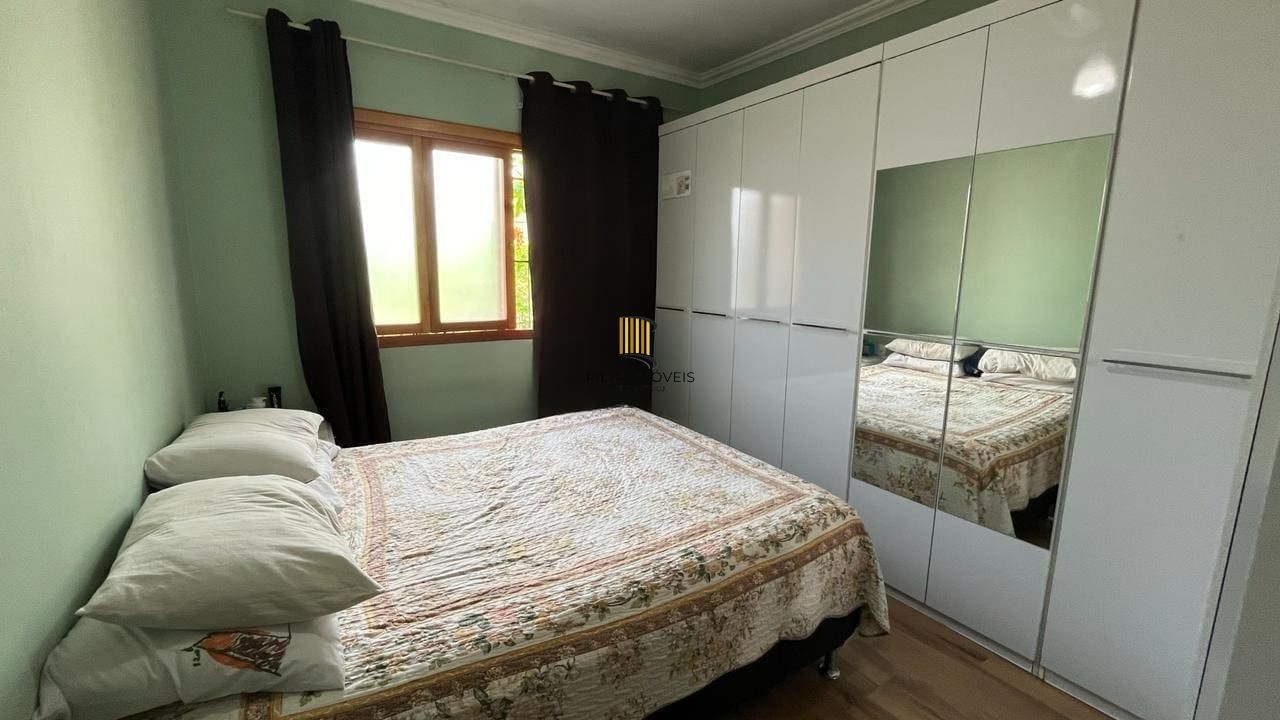 Casa de 4 dormitórios no bairro Santo Antônio, Porto Alegre