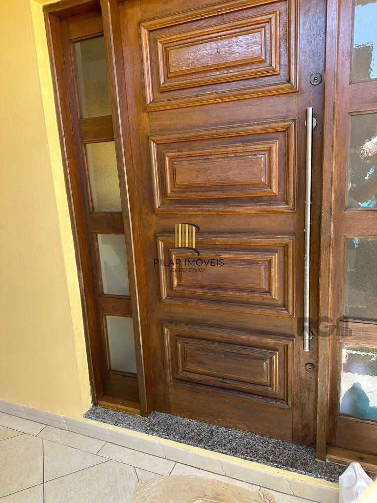 Casa de 3 dormitórios com 144m², no bairro Lomba do Pinheiro