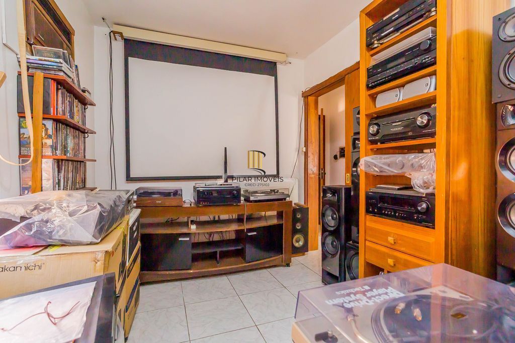Casa de 6 dormitórios à venda No Bairro Jardim do Salso - Porto Alegre